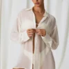 Cămașă oversized Hiva cu detalii din perle, în alb perlat Cămașă oversized Hiva cu detalii din perle, în alb perlat