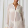Cămașă oversized Hiva cu detalii din perle, în alb perlat Cămașă oversized Hiva cu detalii din perle, în alb perlat