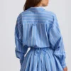 Pantaloni scurți plisați din poplin de bumbac cu dungi albastre Pantaloni scurți plisați din poplin de bumbac cu dungi albastre
