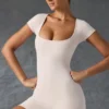 Costum cu gât rotund, de culoare crem spălat Costum cu gât rotund, de culoare crem spălat