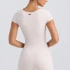 Costum cu gât rotund, de culoare crem spălat Costum cu gât rotund, de culoare crem spălat