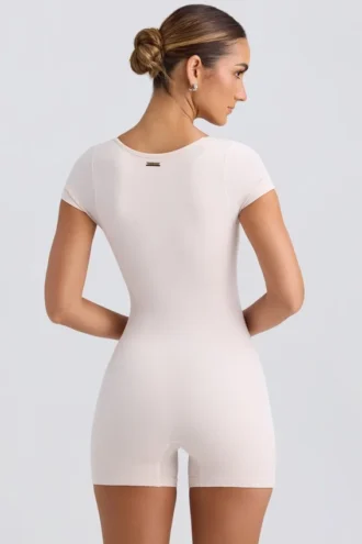 Costum cu gât rotund, de culoare crem spălat