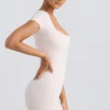 Costum cu gât rotund, de culoare crem spălat Costum cu gât rotund, de culoare crem spălat
