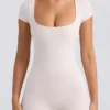 Costum cu gât rotund, de culoare crem spălat Costum cu gât rotund, de culoare crem spălat