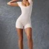 Costum cu gât rotund, de culoare crem spălat Costum cu gât rotund, de culoare crem spălat