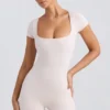 Costum cu gât rotund, de culoare crem spălat Costum cu gât rotund, de culoare crem spălat