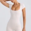 Costum cu gât rotund, de culoare crem spălat Costum cu gât rotund, de culoare crem spălat