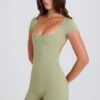 Costum cu spate decupat în culoarea Matcha Costum cu spate decupat în culoarea Matcha