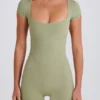 Costum cu spate decupat în culoarea Matcha Costum cu spate decupat în culoarea Matcha