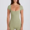Costum cu spate decupat în culoarea Matcha Costum cu spate decupat în culoarea Matcha