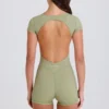 Costum cu spate decupat în culoarea Matcha Costum cu spate decupat în culoarea Matcha
