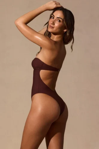 Costum de baie bandeau cu decupaje Faye, culoare maro espresso Costum de baie bandeau cu decupaje Faye, culoare maro espresso