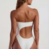 Costum de baie bandeau cu decupaje și ornamente din mărgele Tulum, culoare Ivory Costum de baie bandeau cu decupaje și ornamente din mărgele Tulum, culoare Ivory