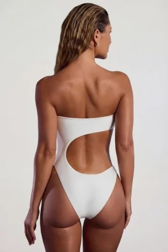 Costum de baie bandeau cu decupaje și ornamente din mărgele Tulum, culoare Ivory Costum de baie bandeau cu decupaje și ornamente din mărgele Tulum, culoare Ivory