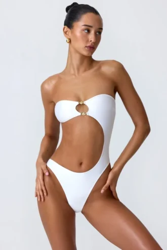Costum de baie întreg cu decupaje și ornamente din mărgele, model Miami, în culoarea alb Costum de baie întreg cu decupaje și ornamente din mărgele, model Miami, în culoarea alb