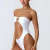 Costum de baie întreg cu decupaje și ornamente din mărgele, model Miami, în culoarea alb Costum de baie întreg cu decupaje și ornamente din mărgele, model Miami, în culoarea alb