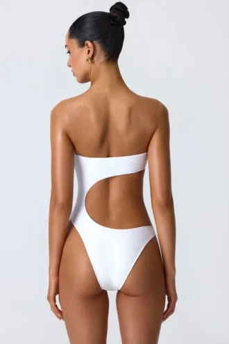 Costum de baie întreg cu decupaje și ornamente din mărgele, model Miami, în culoarea alb Costum de baie întreg cu decupaje și ornamente din mărgele, model Miami, în culoarea alb