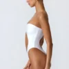 Costum de baie întreg cu decupaje și ornamente din mărgele, model Miami, în culoarea alb Costum de baie întreg cu decupaje și ornamente din mărgele, model Miami, în culoarea alb