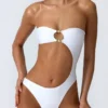 Costum de baie întreg cu decupaje și ornamente din mărgele, model Miami, în culoarea alb Costum de baie întreg cu decupaje și ornamente din mărgele, model Miami, în culoarea alb