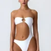 Costum de baie întreg cu decupaje și ornamente din mărgele, model Miami, în culoarea alb Costum de baie întreg cu decupaje și ornamente din mărgele, model Miami, în culoarea alb