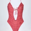 Costum de baie întreg cu decupaje și volane Montjoi, cu gât halter, în carouri roșii Costum de baie întreg cu decupaje și volane Montjoi, cu gât halter, în carouri roșii