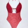Costum de baie întreg cu decupaje și volane Montjoi, cu gât halter, în carouri roșii Costum de baie întreg cu decupaje și volane Montjoi, cu gât halter, în carouri roșii
