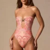 Costum de baie întregi cu decupaje Faye, cu imprimeu Paisley Costum de baie întregi cu decupaje Faye, cu imprimeu Paisley