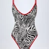 Costum de baie Ostend cu detalii decorative și spate încrucișat, cu imprimeu zebră Costum de baie Ostend cu detalii decorative și spate încrucișat, cu imprimeu zebră