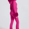 Costum de schi ajustat, impermeabil, cu glugă din blană artificială, în roz magenta Costum de schi ajustat, impermeabil, cu glugă din blană artificială, în roz magenta