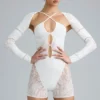 Costum integral decupat și decorat Melody, culoare ivoriu Costum integral decupat și decorat Melody, culoare ivoriu