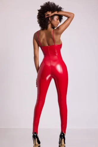 Costum integral din vinil Lynx cu decolteu adânc, în culoarea roșu foc