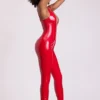 Costum integral din vinil Lynx cu decolteu adânc, în culoarea roșu foc Costum integral din vinil Lynx cu decolteu adânc, în culoarea roșu foc
