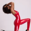 Costum integral din vinil Lynx cu decolteu adânc, în culoarea roșu foc Costum integral din vinil Lynx cu decolteu adânc, în culoarea roșu foc