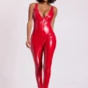 Costum integral din vinil Lynx cu decolteu adânc, în culoarea roșu foc Costum integral din vinil Lynx cu decolteu adânc, în culoarea roșu foc