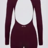 Costum Soft Active cu spate decupat, în culoarea burgund