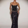 Fustă maxi cu talie medie și decupaj pe coapsă, cu ornamente, Nevara, în negru-violet Fustă maxi cu talie medie și decupaj pe coapsă, cu ornamente, Nevara, în negru-violet