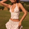 Fustă micro mini cu volane și pliuri, talie joasă, cu imprimeu de trandafiri mici, de la Nellary Fustă micro mini cu volane și pliuri, talie joasă, cu imprimeu de trandafiri mici, de la Nellary