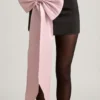 Fustă mini din satin Carola cu detaliu fundă și talie joasă, în culoarea negru Fustă mini din satin Carola cu detaliu fundă și talie joasă, în culoarea negru