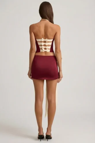 Fustă mini din satin cu detaliu fundă și talie joasă Carola, în culoarea roșu vin
