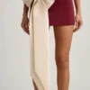 Fustă mini din satin cu detaliu fundă și talie joasă Carola, în culoarea roșu vin Fustă mini din satin cu detaliu fundă și talie joasă Carola, în culoarea roșu vin