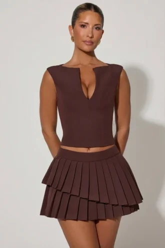 Fustă mini plisată în straturi, cu talie joasă, model Nada, în culoarea ciocolată