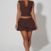 Fustă mini plisată în straturi, cu talie joasă, model Nada, în culoarea ciocolată