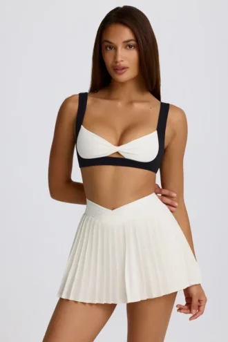 Fustă-pantalon mini plisată, moale și sport, în nuanța Ivory Fustă-pantalon mini plisată, moale și sport, în nuanța Ivory