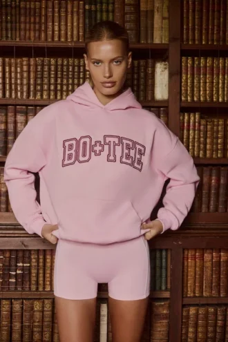 Hanorac oversized brodat în roz pudră