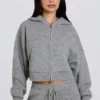 Hanorac scurt cu glugă, din tricot moale, cu fermoar, în culoarea gri Hanorac scurt cu glugă, din tricot moale, cu fermoar, în culoarea gri