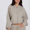 Hanorac scurt cu glugă și fermoar din tricot moale, de culoare bej Hanorac scurt cu glugă și fermoar din tricot moale, de culoare bej