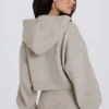 Hanorac scurt cu glugă și fermoar din tricot moale, de culoare bej Hanorac scurt cu glugă și fermoar din tricot moale, de culoare bej