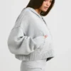 Hanorac scurt cu glugă și fermoar TRUE din tricot gros, în culoarea gri melanj Hanorac scurt cu glugă și fermoar TRUE din tricot gros, în culoarea gri melanj