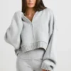 Hanorac scurt cu glugă și fermoar TRUE din tricot gros, în culoarea gri melanj Hanorac scurt cu glugă și fermoar TRUE din tricot gros, în culoarea gri melanj