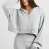 Hanorac scurt cu glugă și fermoar TRUE din tricot gros, în culoarea gri melanj Hanorac scurt cu glugă și fermoar TRUE din tricot gros, în culoarea gri melanj